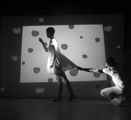 Студенти-учасники МАРА-туру в Україні у перфоменсі "Процесія образів"